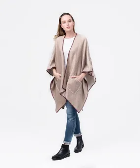 Poncho de Alpaca beige con filo burdeos y flecos en la espalda